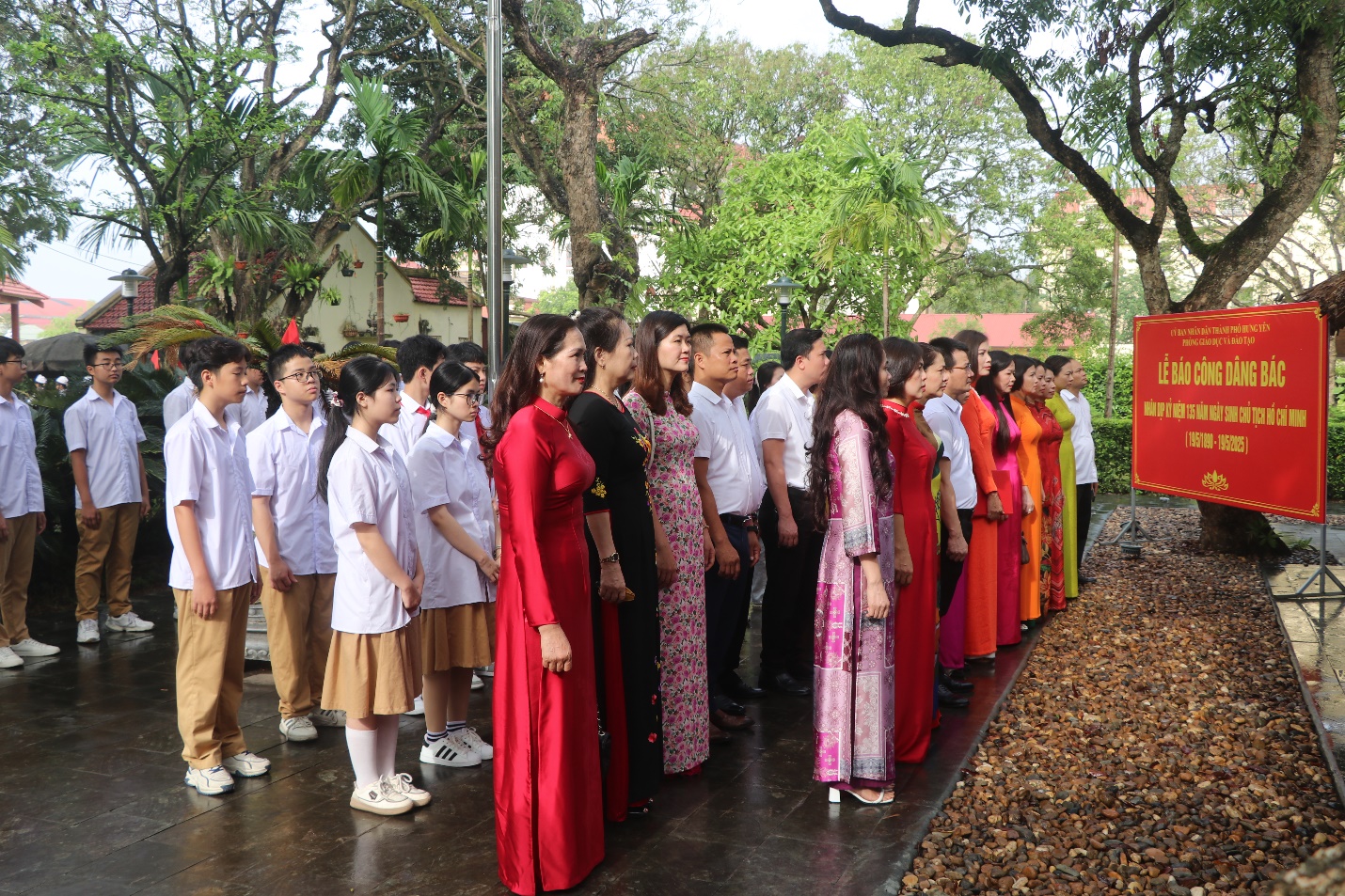 Phòng Giáo dục và Đào tạo thành phố Hưng Yên tổ chức dâng hương báo công với Bác