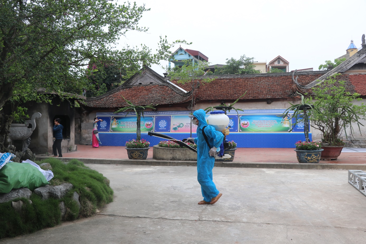 Trung tâm Y tế thành phố phun thuốc muỗi và phun khử khuẩn tại một số địa điểm trên địa bàn thành phố