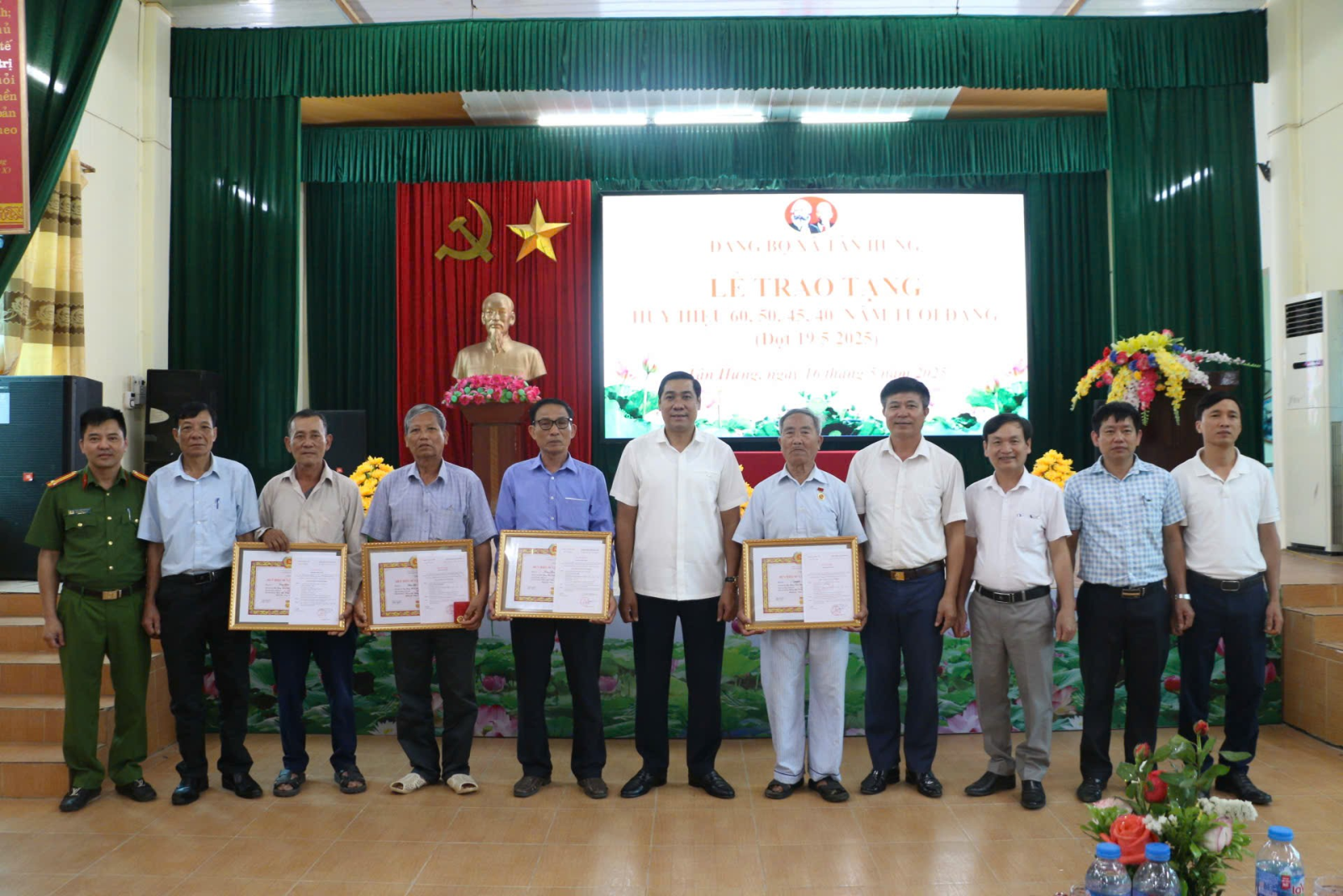 Đồng chí Phó Bí thư Thường trực Thành ủy, Chủ tịch HĐND Thành phố - Lương Công Chanh trao tặng Huy hiệu Đảng đợt 19/5 tại xã Tân Hưng