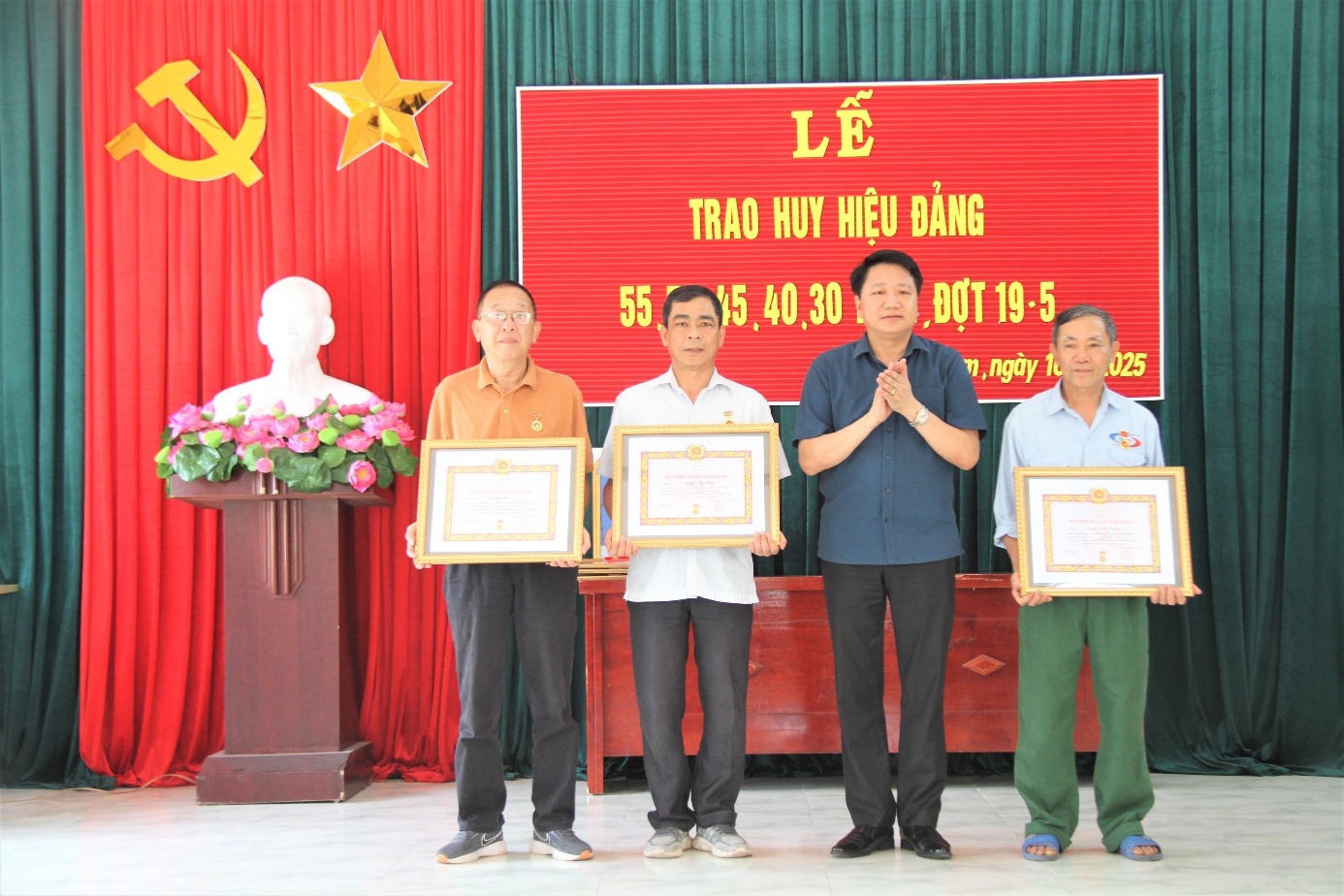Xã Phương Nam tổ chức Lễ trao tặng Huy hiệu Đảng đợt 19/5