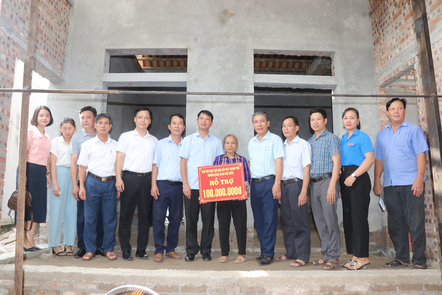 Trao tiền hỗ trợ xoá nhà tạm, nhà dột nát cho 2 gia đình tại xã Hoàng Hanh
