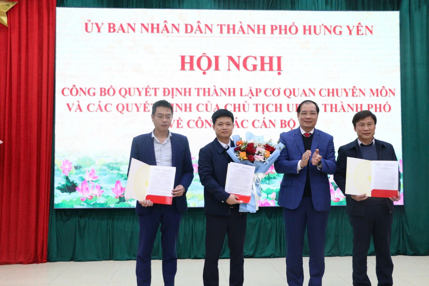 UBND thành phố Hưng Yên công bố quyết định thành lập cơ quan chuyên môn và các quyết định của Chủ tịch UBND thành phố về công tác cán bộ