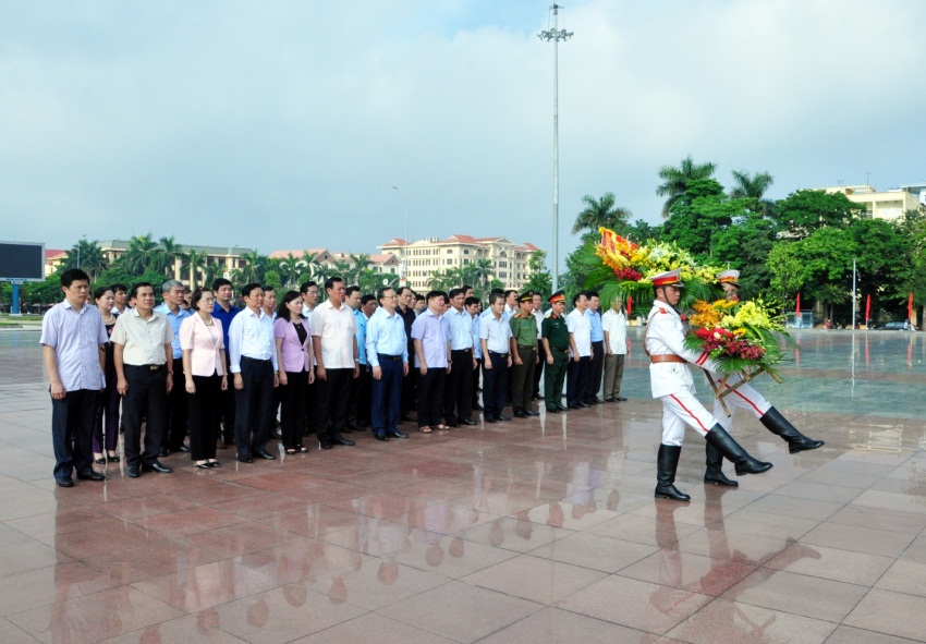 Các đồng chí lãnh đạo tỉnh và thành phố dâng hương, dâng hoa tại Nhà lưu niệm Bác Hồ, tượng đài Tổng Bí thư Nguyễn Văn Linh và đài tưởng niệm các anh hùng Liệt sỹ nhân kỷ niệm 72 năm ngày thương binh liệt sỹ