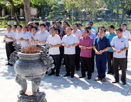 Đoàn đại biểu cán bộ cơ quan Ủy ban Kiểm tra Trung ương dâng hương tưởng niệm Tổng Bí thư Nguyễn Văn Linh