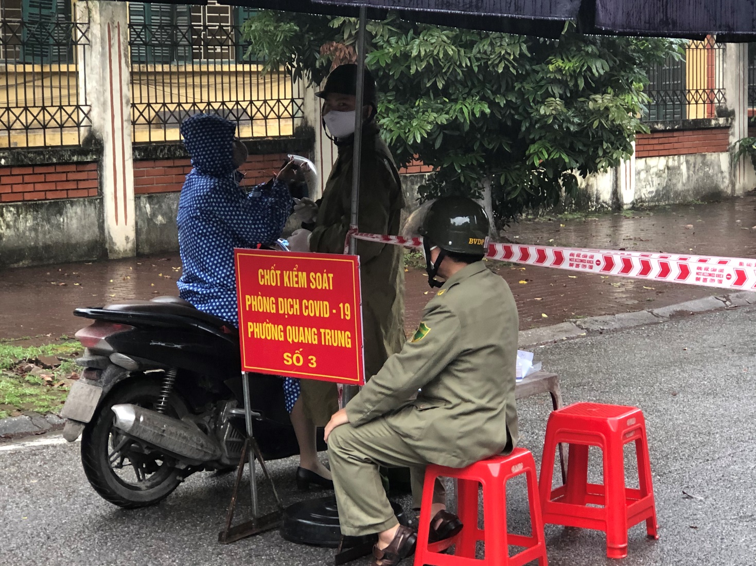 Đồng loạt ra quân hoạt động 123 chốt kiểm soát phòng dịch Covid-19 trên địa bàn thành phố