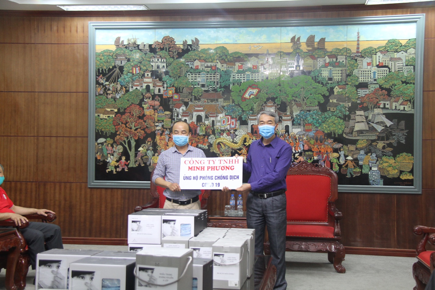 Công ty TNHH Minh Phương trao tặng 10 nghìn khẩu trang y tế tại thành phố Hưng Yên