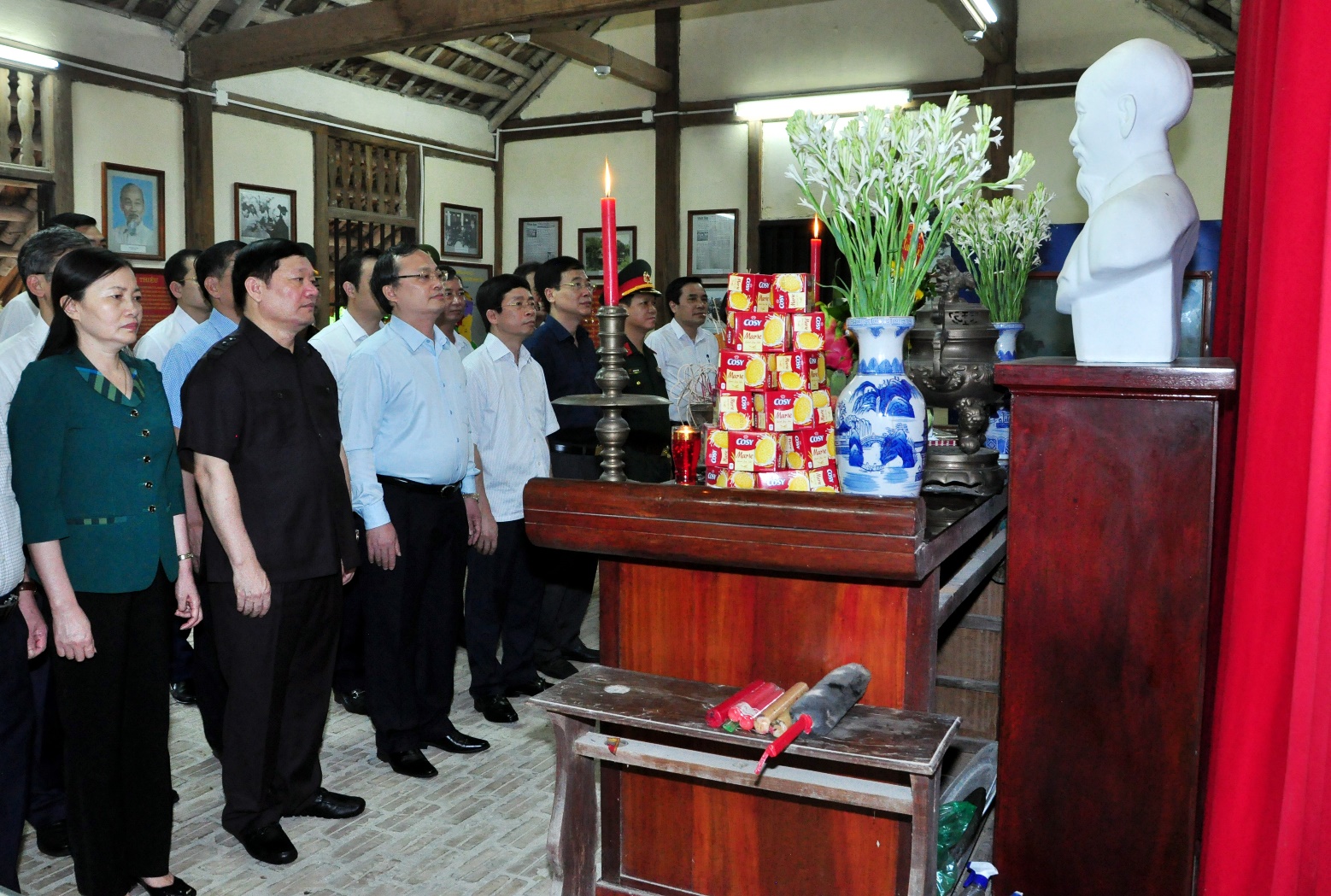 Các đồng chí lãnh đạo tỉnh và thành phố dâng hương tại nhà lưu niệm Bác Hồ nhân kỷ niệm 130 năm ngày sinh Chủ tịch Hồ Chí Minh