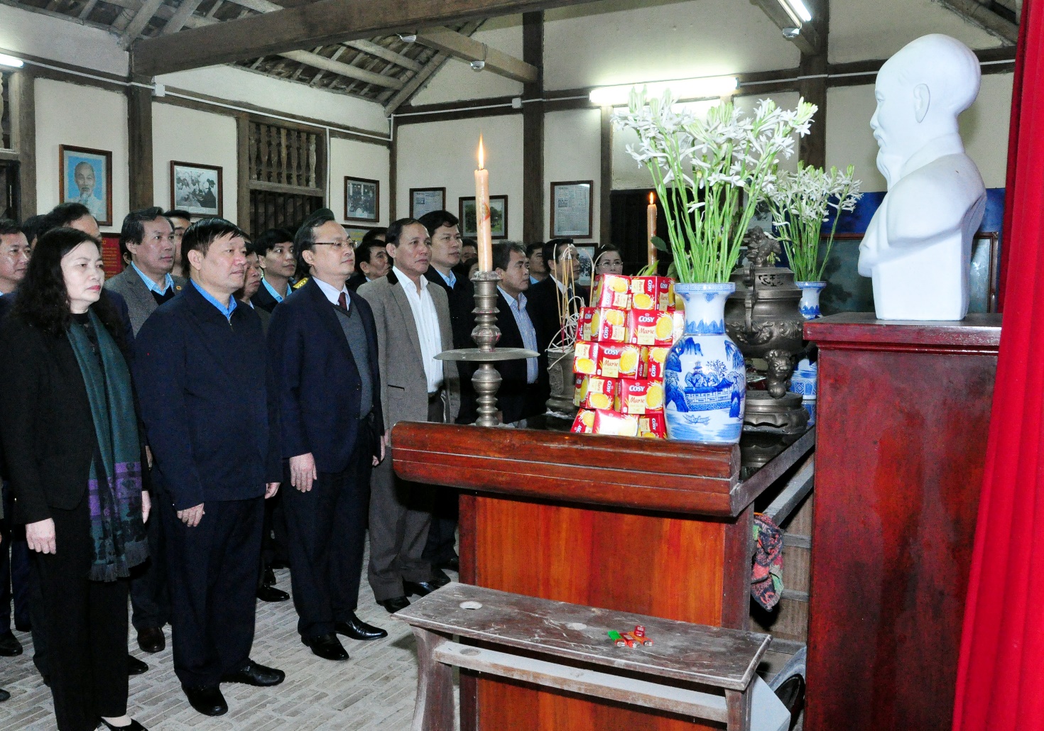 Các đồng chí lãnh đạo tỉnh và thành phố dâng hương, dâng hoa tại nhà lưu niệm Bác Hồ, tượng đài Tổng Bí thư Nguyễn Văn Linh và Đài tưởng niệm các anh hùng liệt sỹ