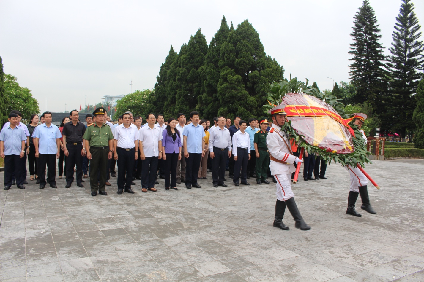   Các đồng chí lãnh đạo tỉnh và thành phố dâng hương kỷ niệm 73 năm ngày  thương binh liệt sỹ 27.7.1947 - 27.7.2019