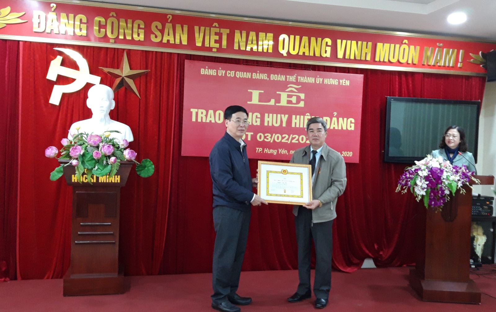 Đồng chí Bí thư Thành ủy Tạ Hồng Quảng trao huy hiệu Đảng đợt 3/2 tại Đảng bộ cơ quan Đảng, đoàn thể Thành ủy