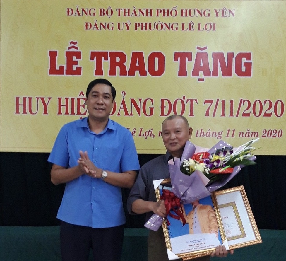 Đảng bộ phường Lê Lợi  tổ chức trao tặng HHĐ đợt 07/11/2020