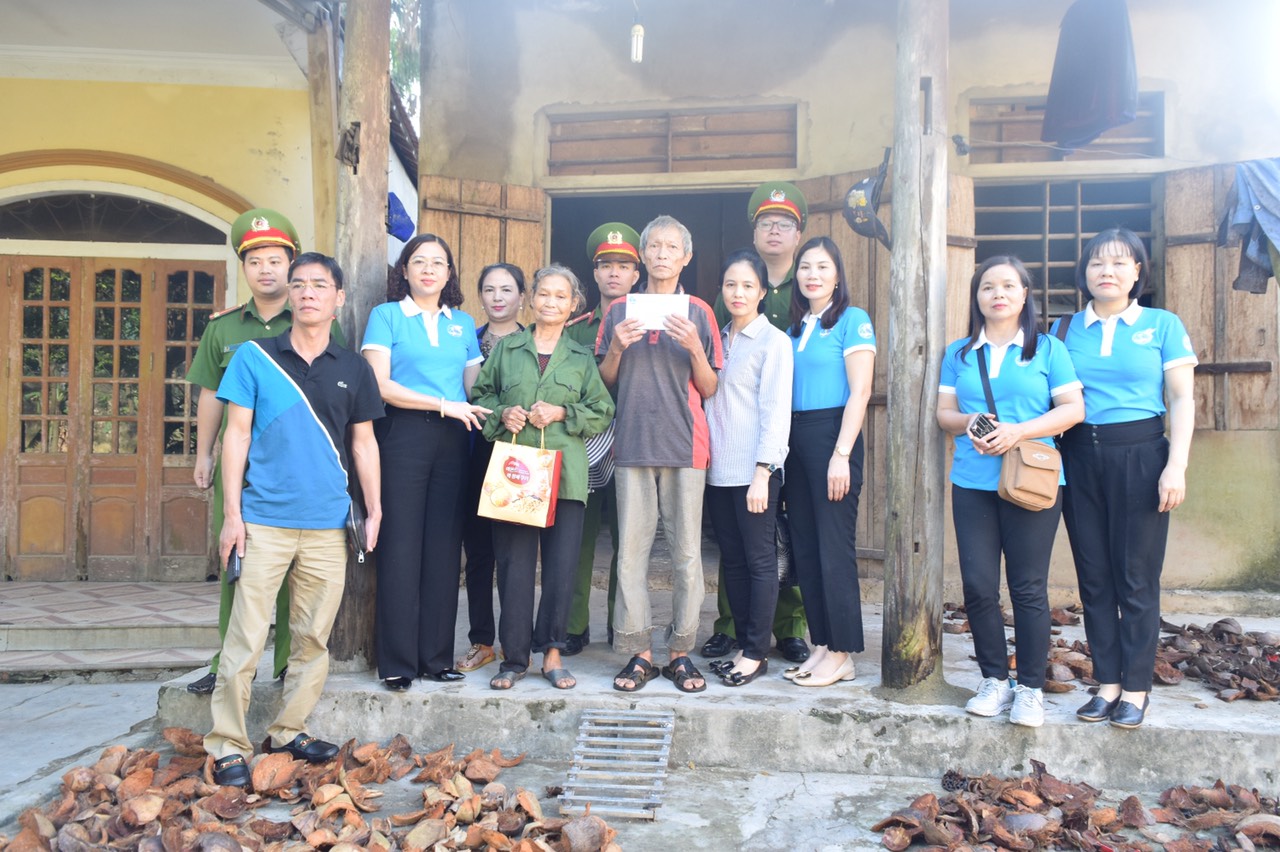 Hội Liên hiệp Phụ nữ thành phố tổ chức đi thăm, hỗ trợ phụ nữ nghèo bị thiệt hại do bão lũ tại thành phố Hà Tĩnh