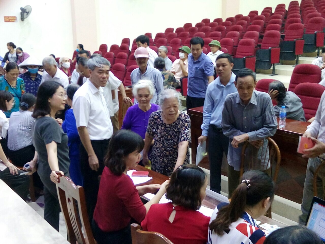 Chi trả hỗ trợ các hộ bị ảnh hưởng do dịch bệnh Covid-19 tại xã Liên Phương và phường Hiến Nam