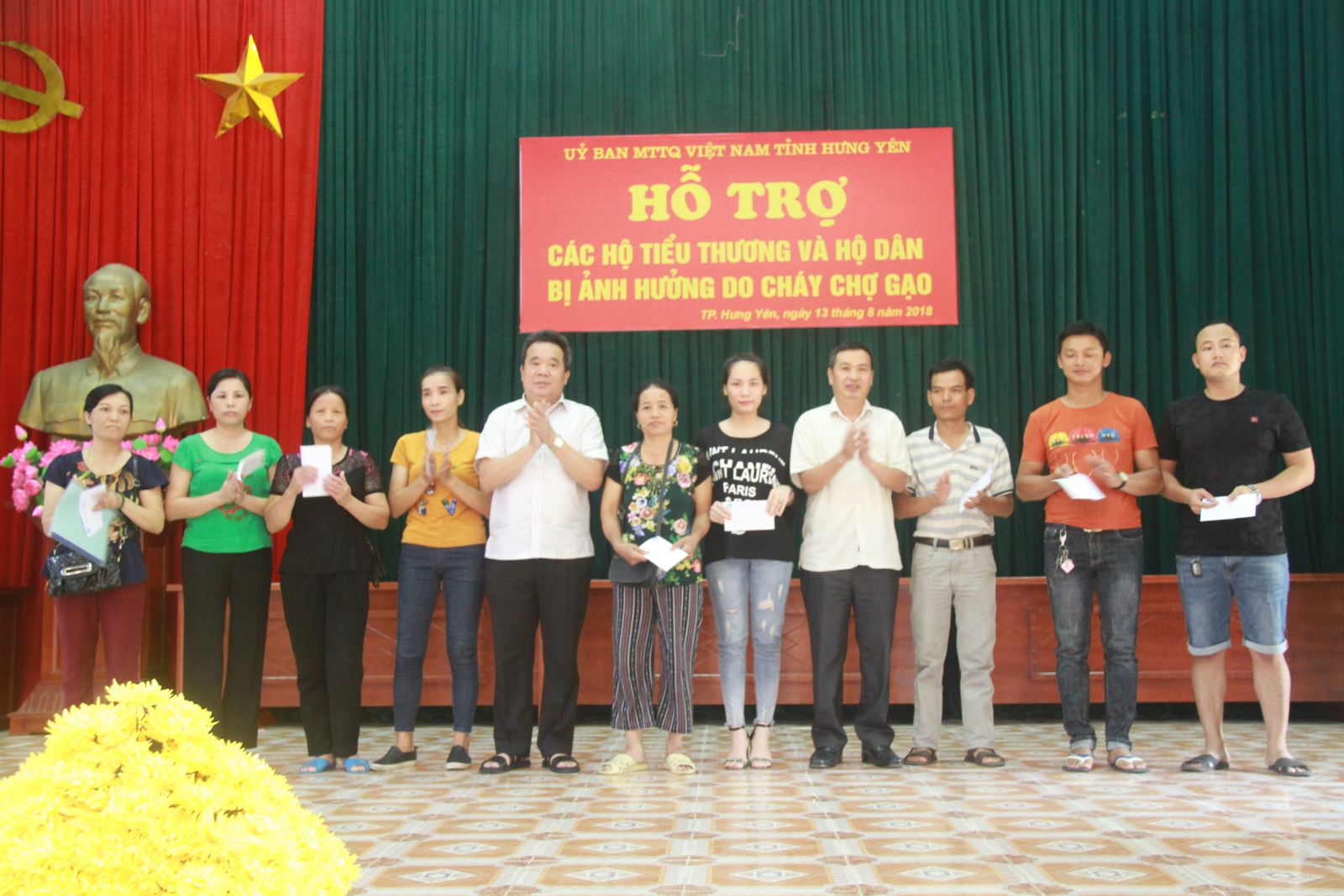 Ủy Ban MTTQ Việt Nam tỉnh hỗ trợ các tiểu thương và các hộ dân bị ảnh hưởng do cháy chợ Gạo
