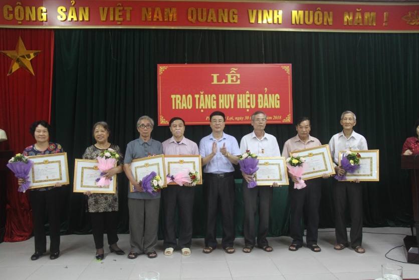 Bí thư Thành ủy Tạ Hồng Quảng trao tặng huy hiệu Đảng  tại Đảng bộ phường Lê Lợi và phường Lam Sơn