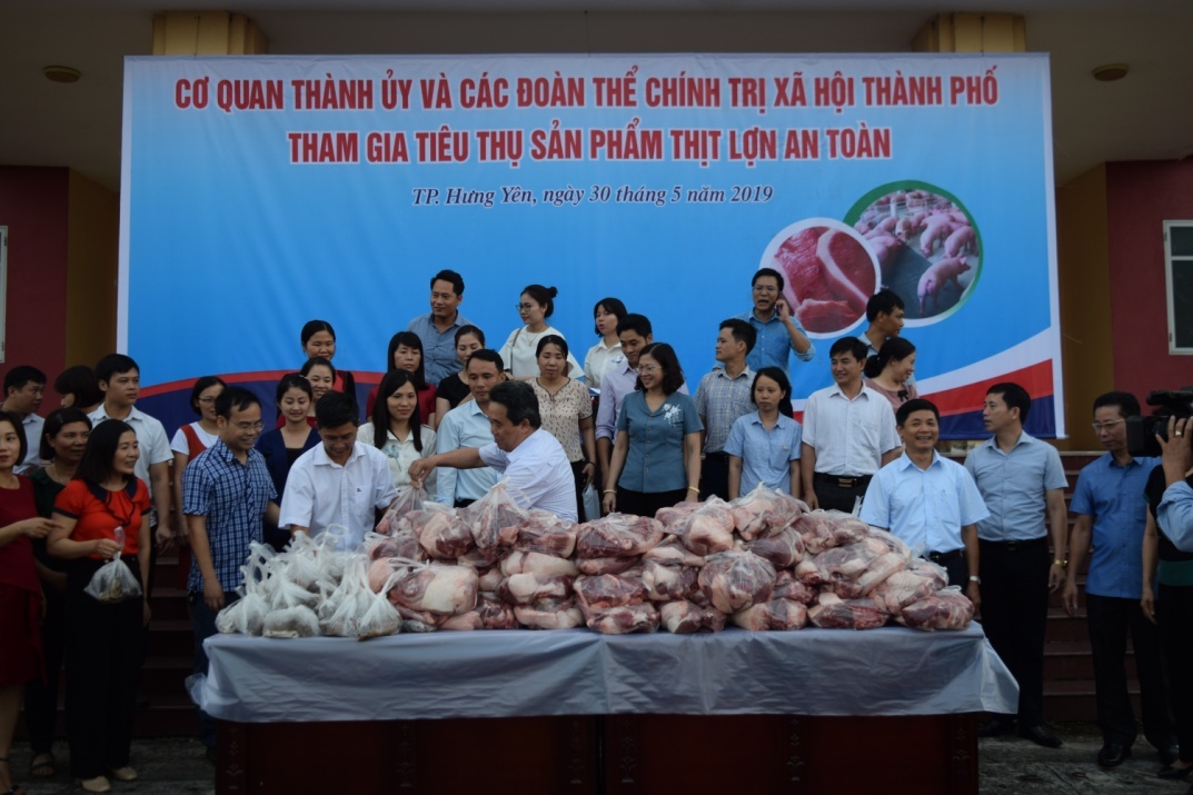 Thành ủy Hưng Yên phát động, hưởng ứng phong trào hỗ trợ tiêu thụ lợn an toàn ủng hộ người chăn nuôi