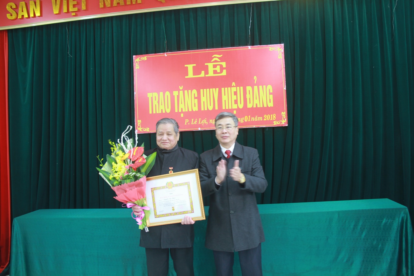 Trao huy hiệu 55 năm tuổi Đảng cho đồng chí Nguyễn Văn Thước – Nguyên ủy viên BTV Tỉnh ủy - Nguyên Phó Chủ tịch UBND tỉnh