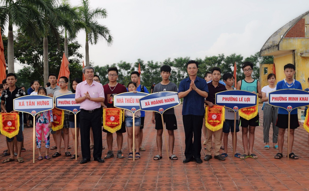 Hơn 40 vận động viên tham gia giải vô địch bơi các nhóm tuổi thành phố Hưng Yên năm 2018