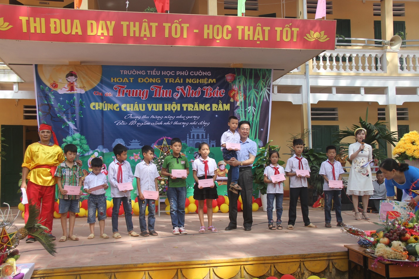 Ông Tạ Hồng Quảng - Ủy viên BTV Tỉnh ủy – Bí thư Thành ủy – vui Tết trung thu cùng các em học sinh trường Tiểu học Phú Cường