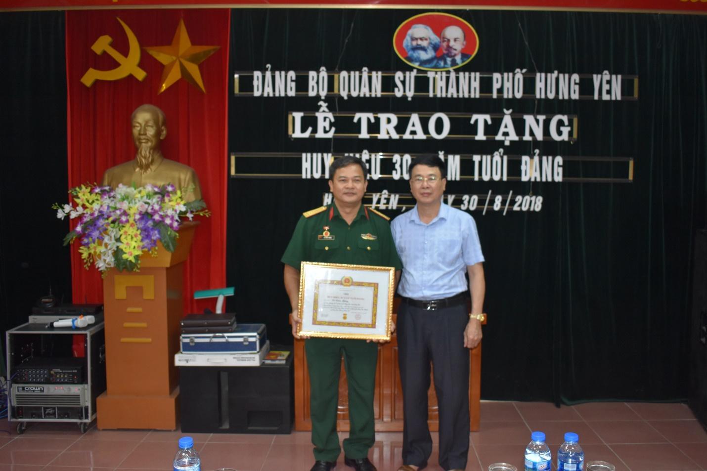 Bí thư Thành ủy Tạ Hồng Quảng trao huy hiệu 30 năm tuổi Đảng tại Đảng bộ quân sự thành phố