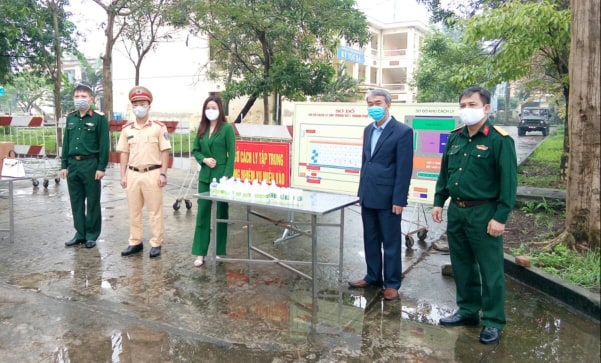 Công ty TNHH Thương mại S&KV Vũ Hòa tặng Gel rửa tay khô cho cơ sở cách ly tập trung số 01 Thành phố