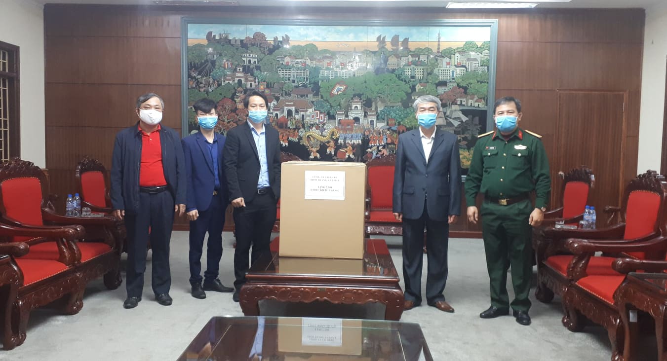 Công ty Cổ phần thời trang An Phát tặng 7.500 khẩu trang y tế cho thành phố Hưng Yên