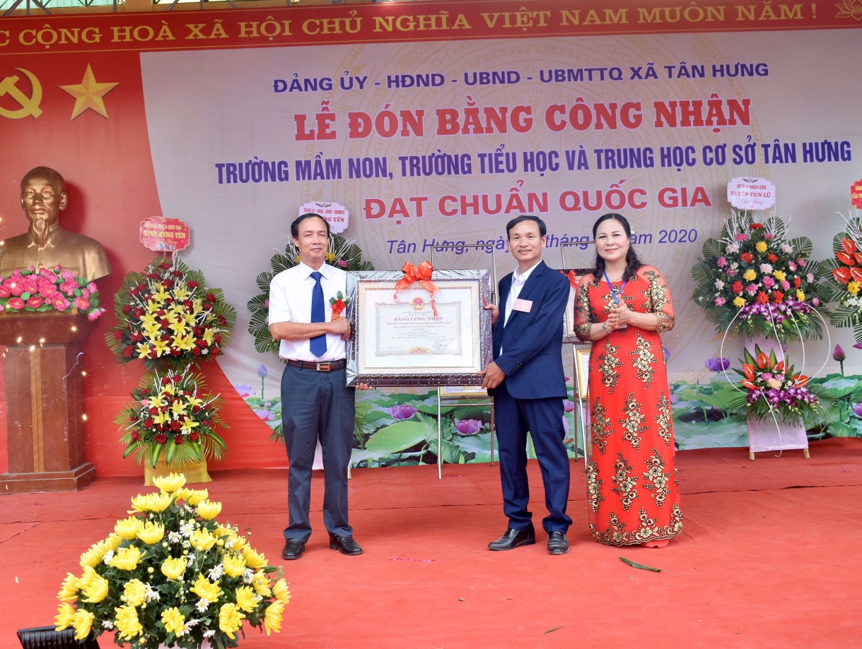 Xã Tân Hưng đón bằng công nhận trường mầm non, tiểu học, THCS Tân Hưng đạt chuẩn quốc gia mức độ I và đón nhận bằng khen của Chủ tịch UBND tỉnh 