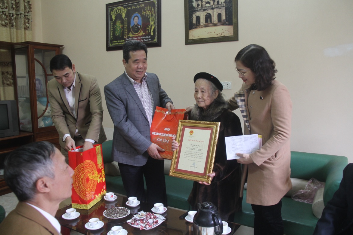 Phó Bí thư thường trực Thành ủy Nguyễn Chí Thanh  thăm tặng quà tết các gia đình chính sách, người có công  và người cao tuổi ở phường Hiến Nam