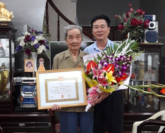 Đồng chí Bí thư Thành ủy Tạ Hồng Quảng trao Huy hiệu 70 năm tuổi Đảng tại Đảng bộ phường Quang Trung