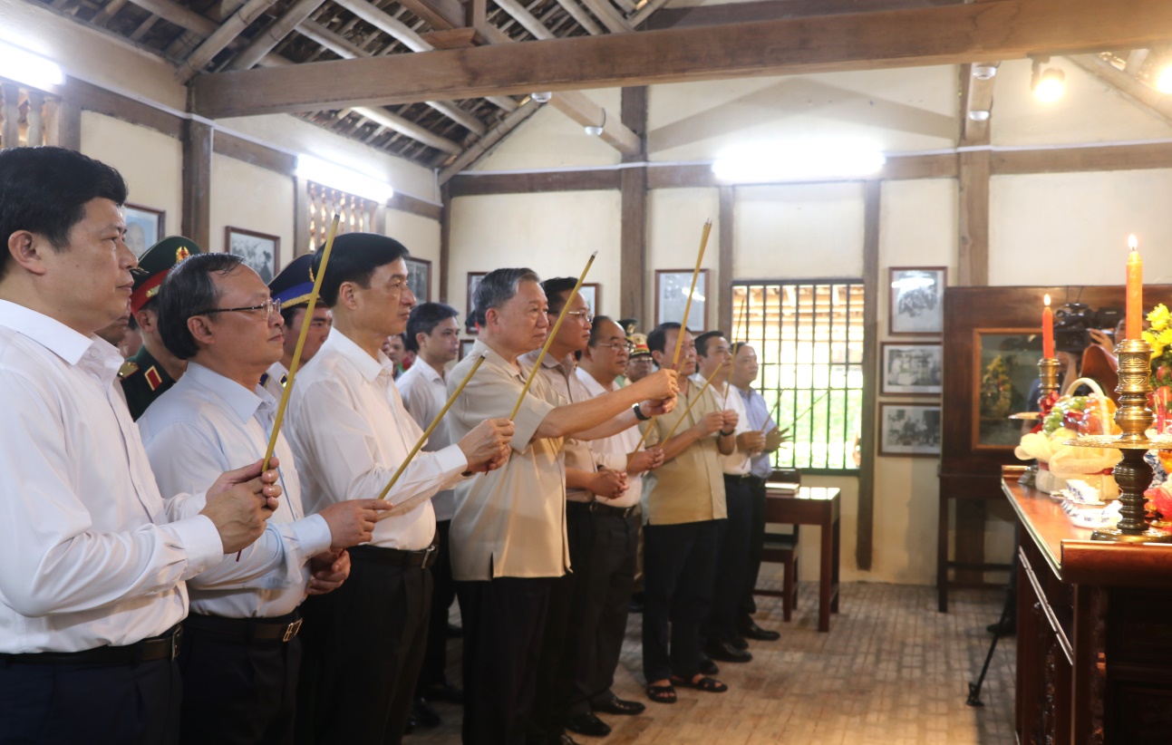 Chủ tịch nước - Tô Lâm dâng hương, dâng hoa tại Nhà lưu niệm Bác Hồ, tượng đài Tổng Bí thư Nguyễn Văn Linh và Đài tưởng niệm các anh hùng Liệt sỹ tỉnh