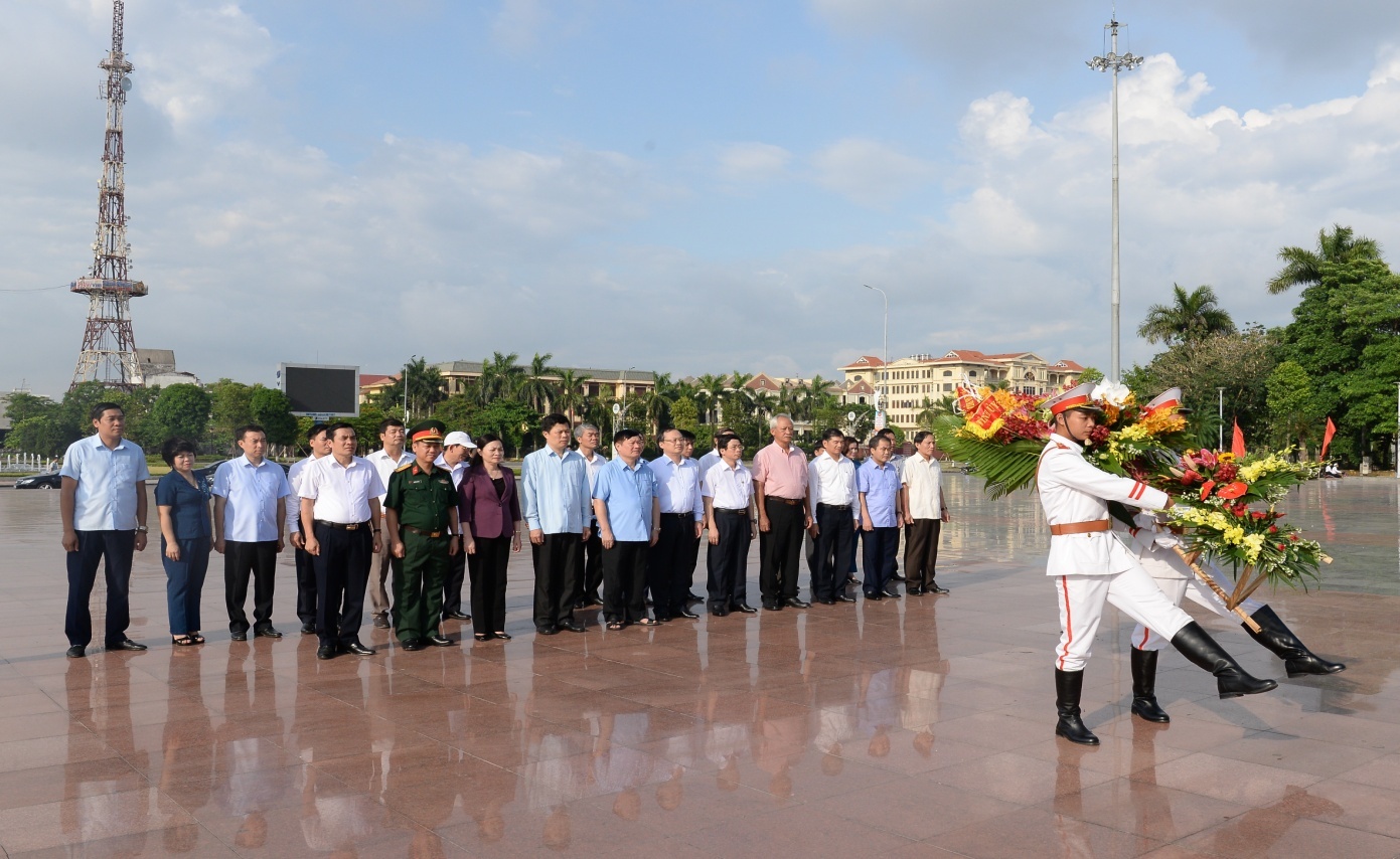 Dâng hoa tưởng niệm Tổng Bí thư Nguyễn Văn Linh